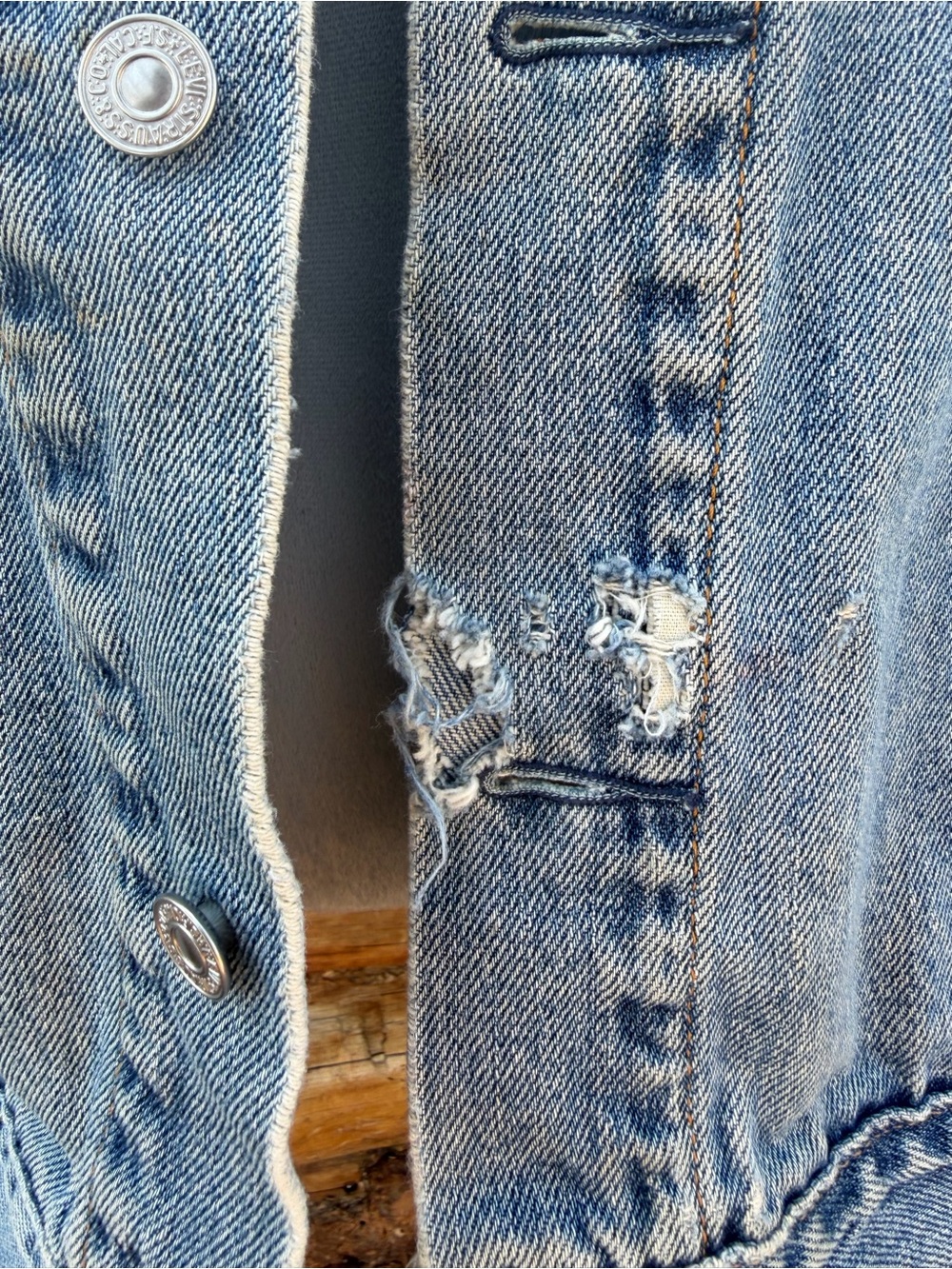 Vintage Levi's Relaxed Trucker Jacket Light Wash Thrashed Size L 2000s Denim - Picture 6 of 13
